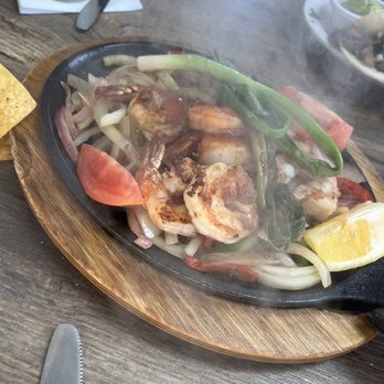 Coyote Grill - Shrimp fajita, as you can see really skimpy on the shrimp - Mexican Near Me - Laguna Beach, California