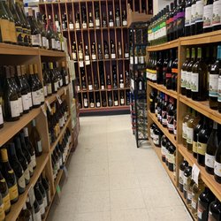 Gleneagle Liquors - Small aisle of wine