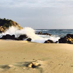 Club de playa Coco's - Waves Crashing on the rocks & a Margarita. Life is good :)