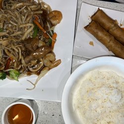 Pho Ao Sen - Lotus Pond - Udon noodles, spring rolls & steamed rice with a Vietnamese sauce