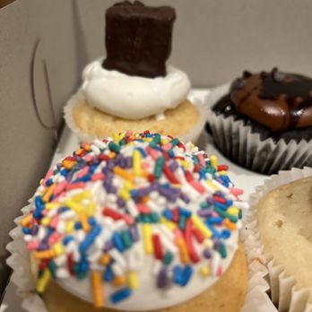 LIL’ CAKES & CREAMERY - Updated December 2025 - 28 Photos & 22 Reviews