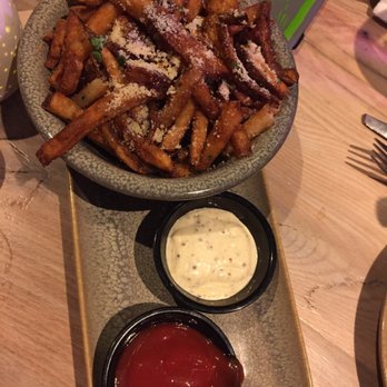 Moku Kitchen - Truffle fries - Cocktail Bars Near Me - Honolulu, Hawaii