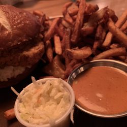 La Chienne à Jacques - Crispy chicken burger with fries