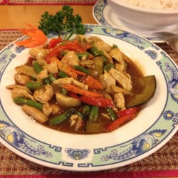 Ran Khao Gäng - Chicken brauner Sauce mit Thai Basilikum