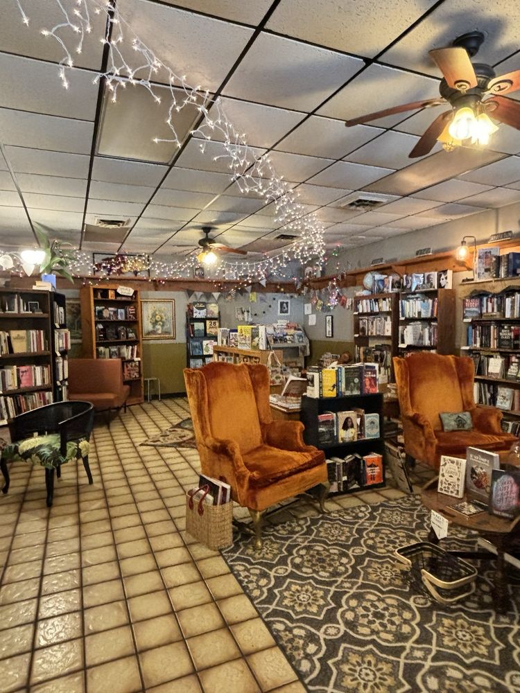 Flourish Books & Plants Logo