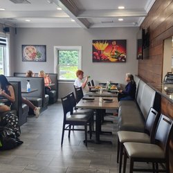 Hometown Pizza - Dining area