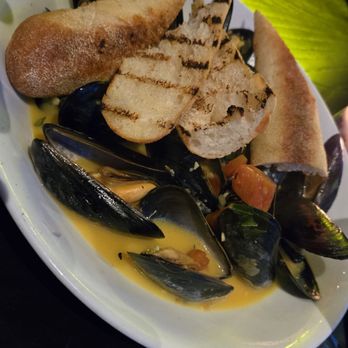 Renny's - Mussels - Bars Near Me - Dallas, Texas