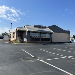 Burger Bar at Gallo's - Lunch time, plenty of parking.