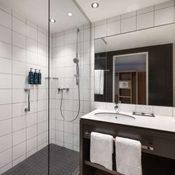 Hotel Ramada Innsbruck Tivoli - Guest room bath