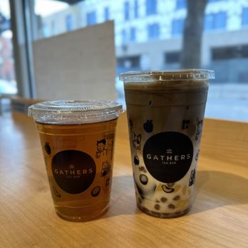 Gathers Tea Bar - Peach Oolong Tea and Hojicha Latte with Boba, Grass Jelly and Egg Pudding - Bubble Tea Near Me - Chicago, Illinois Gathers Tea Bar - Peach Oolong Tea and Hojicha Latte with Boba, Grass Jelly and Egg Pudding - Bubble Tea Near Me - Chicago, Illinois