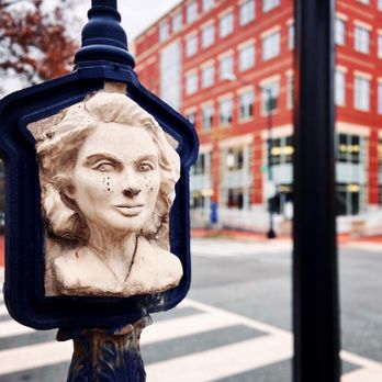 Hotel Hive - Cool art too look at and antiques - Hotels Near Me - Washington, DC, District of Columbia
