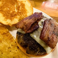 Big G's Pub & Grub - Cheeseburger with excellent thick bacon and nice toasted bun