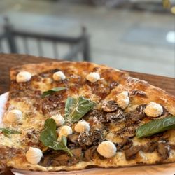 L’industrie Pizzeria - IG: @nom.noms.only | fig jam & tartufo