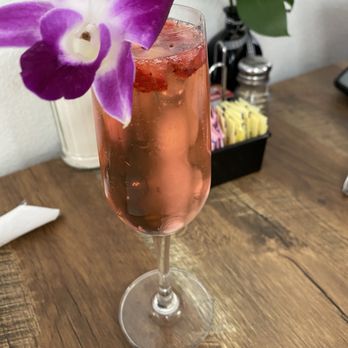 Eves Eatery - Strawberry kiwi mimosa - Pizza Near Me - Carson City, Nevada