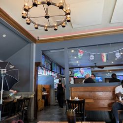 Suspenders Restaurant & Pub - Ambiance