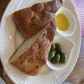 Capocaccia Trattoria - Bread, olive oil and olives - Pizza Near Me - Toronto, Ontario