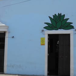 La Fundación Mezcalería - La Fundación Mezcalería, por fuera y antes de la fiesta.
