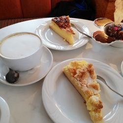 Café Rotter - Oben: Bienenstiche-meine Empfehlung  Unten: gefüllter Streusel