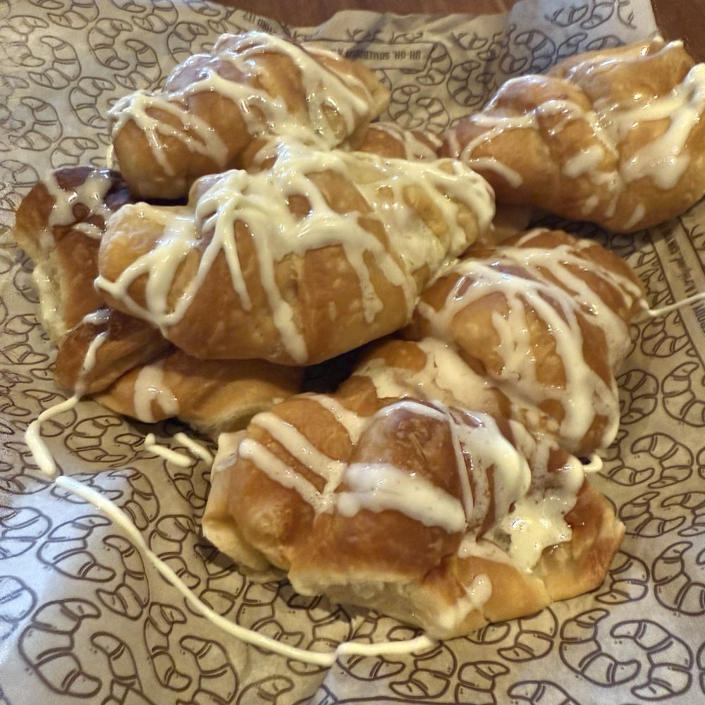 Cheddar's Scratch Kitchen - AMAZING starter croissants! - Comfort Food Near Me - Florence, Kentucky Cheddar's Scratch Kitchen - AMAZING starter croissants! - Comfort Food Near Me - Florence, Kentucky