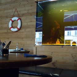 Fischschuppen - Blickfang im Speiseraum: Das Aquarium