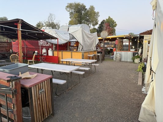 Piggin' Out Smokehouse by null