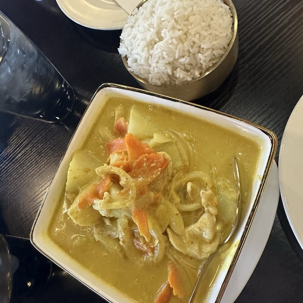 Tha Siam Bistro - Yellow curry with chicken - Thai Near Me - Midvale, Utah Tha Siam Bistro - Yellow curry with chicken - Thai Near Me - Midvale, Utah