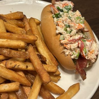 Olde Dublin Pub - Lobster roll - Seafood Near Me - Charlottetown, Prince Edward Island