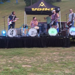 Our fave Minneapolis band (the 4 on the floor) getting started up at the bottom of the hill. Our fave Minneapolis band (the 4 on the floor) getting started up at the bottom of the hill.