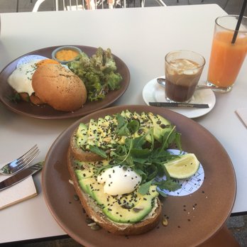 Federal Café - Avocado toast and veggie burger - Breakfast & Brunch Near Me - Madrid, M Federal Café - Avocado toast and veggie burger - Breakfast & Brunch Near Me - Madrid, M