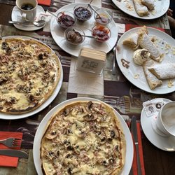 Britta’s Pfannkuchenhäuschen - Pancakes w/ bacon, cheese & mushrooms