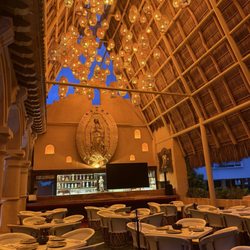 Santo Coyote - Outside dinning area
