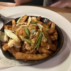 Six Mile Pub & Eatery - Poutine