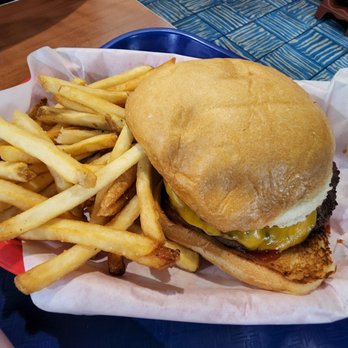 Phil's Icehouse - Cheeseburger - Burgers Near Me - Austin, Texas