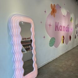 Kändi - Color changing mirror