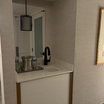Hilton Stockton - Mini bar - Hotels Near Me - Stockton, California