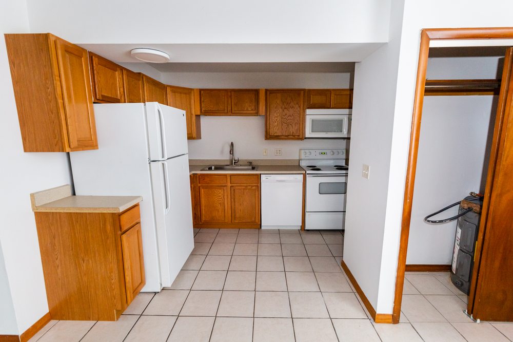 CARRIAGE COURT APARTMENTS Request Information 11 Photos 600