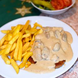 Schützenhaus Tell - Jägerschnitzel mit Pommes und Salat vom Buffet 11,80€
