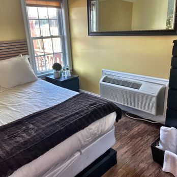 The Palms Hotel - Bay Breeze - the biggest bedroom - no closets. But this one has a big dresser - Hotels Near Me - Ocean Beach, New York The Palms Hotel - Bay Breeze - the biggest bedroom - no closets. But this one has a big dresser - Hotels Near Me - Ocean Beach, New York