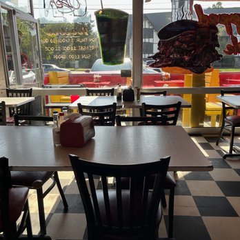 Fat Matt's Rib Shack - Tables at Fat Matt's are packed in pretty close together, so you will likely be eating close to those not in your party. - Barbeque Near Me - Atlanta, Georgia Fat Matt's Rib Shack - Tables at Fat Matt's are packed in pretty close together, so you will likely be eating close to those not in your party. - Barbeque Near Me - Atlanta, Georgia