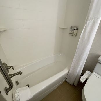Holiday Inn Express - Bathroom with bidet attachment to toilet - Hotels Near Me - Bellingham, Washington Holiday Inn Express - Bathroom with bidet attachment to toilet - Hotels Near Me - Bellingham, Washington