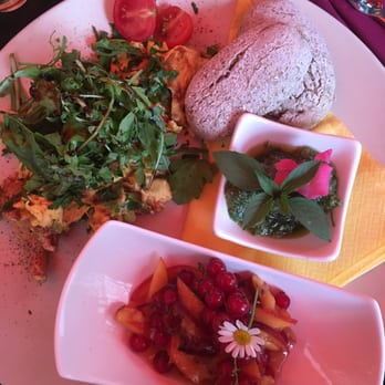 220Grad - eggs w/ spring onion topped with arugula w/ a side of bread and pesto and a delicious mix of peach and i think cranberry - Coffee & Tea Near Me - Salzburg, 5