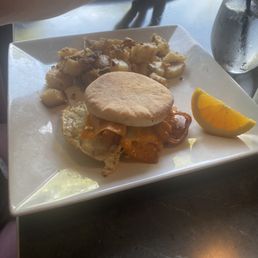a plate of breakfast food