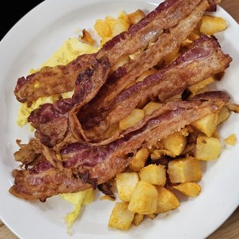 Brothers Deli Lynn - Scrambled Eggs with Bacon - Breakfast & Brunch Near Me - Lynn, Massachusetts