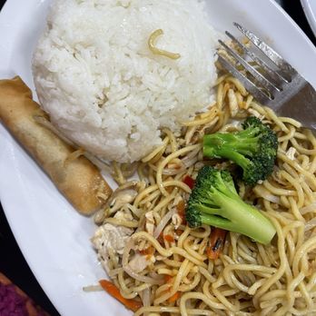 Cocohut Thai Restaurant - Chicken chow mein dinner plate - Thai Near Me - Los Angeles, California Cocohut Thai Restaurant - Chicken chow mein dinner plate - Thai Near Me - Los Angeles, California