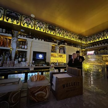 El Patio Wynwood - a man behind a bar - Cocktail Bars Near Me - Miami, Florida El Patio Wynwood - a man behind a bar - Cocktail Bars Near Me - Miami, Florida