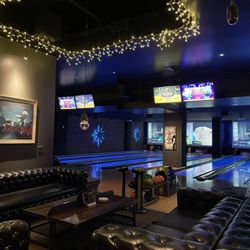 Lucky Strike Hollywood - Very nice sofas at each lane