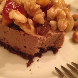 Cal Sagrista - Torta al cioccolata super dolce con frutta secca sopra