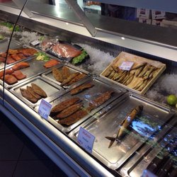 Schrader Fischladen - Räuchertheke, alles schon etwas leergekauft, hier ist immer viel los.
