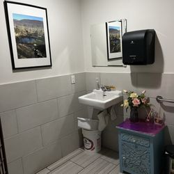 Ki Ki Day Spa - Bathroom decor