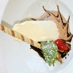 Tiroler Hof - Holunder Parfait auf Pralinen Sauce